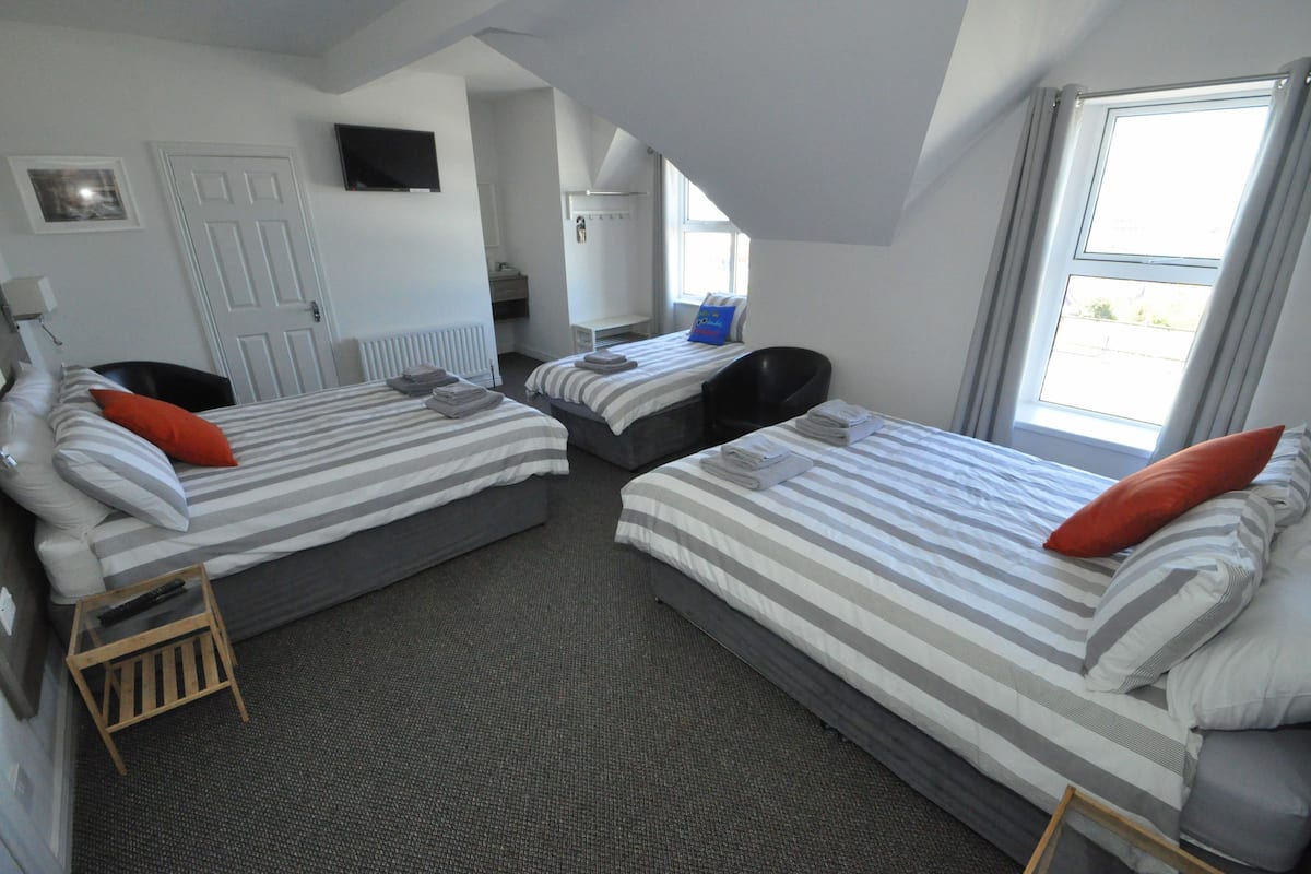 Family Room, Ensuite | Iron/ironing board (on request), WiFi (free), individually decorated