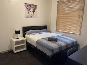 Budget Double Room | Laptop workspace, free WiFi, bed sheets - City Lifestyle Accommodation - Hostel (Melbourne)