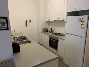 Shared kitchen - City Lifestyle Accommodation - Hostel (Melbourne)