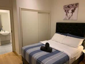 Laptop workspace, free WiFi, bed sheets - City Lifestyle Accommodation - Hostel (Melbourne)