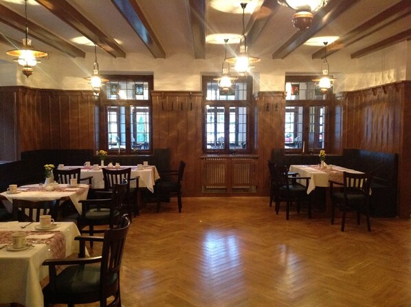 Free daily buffet breakfast