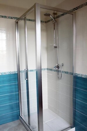 Assecador de cabells, bidet, tovalloles i sabó 