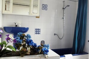 Secador de pelo, bidé, toallas y jabón