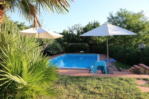 Seasonal outdoor pool, pool umbrellas - Villa Nerone B&B (Lorenzana)