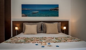 Deluxe Quadruple Room | Premium bedding, in-room safe, laptop workspace, soundproofing - Caretta Village (Sithonia)
