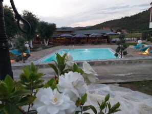 Een seizoensgebonden buitenzwembad