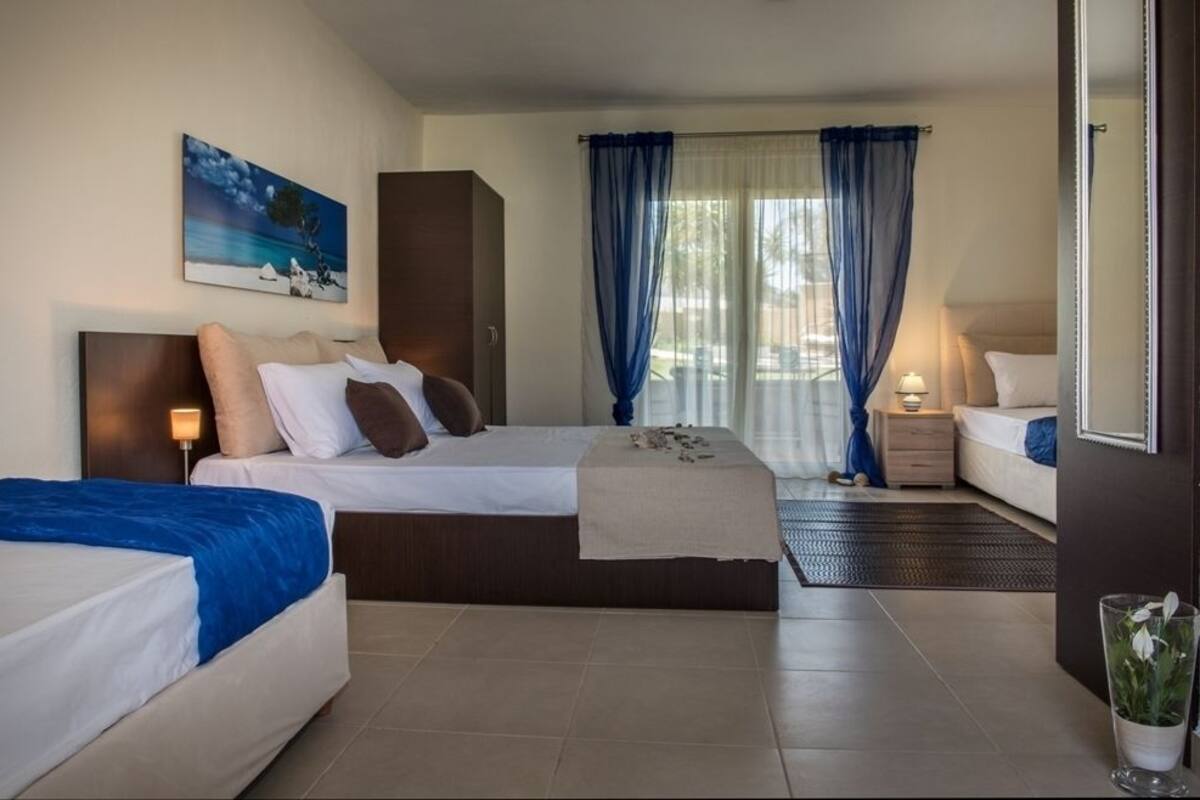 Family Deluxe Room | Premium bedding, in-room safe, laptop workspace, soundproofing