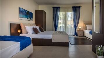 Family Deluxe Room | Premium bedding, in-room safe, laptop workspace, soundproofing