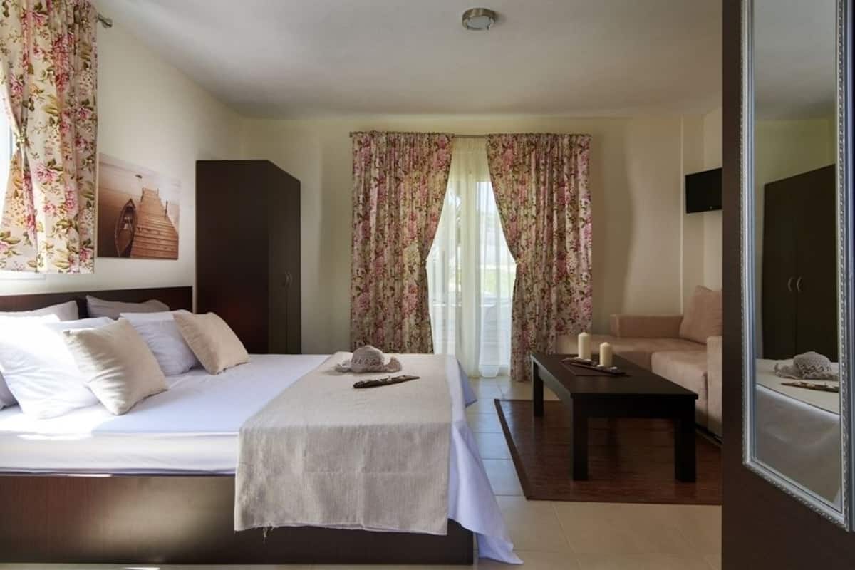 Habitación doble económica | Ropa de cama de alta calidad y caja de seguridad en la habitación