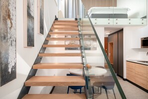Dúplex ejecutivo, vista al mar | Caja de seguridad en la habitación y escritorio 