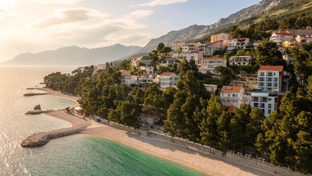 Une ville côtière avec des bâtiments construits sur une colline surplombant la mer.