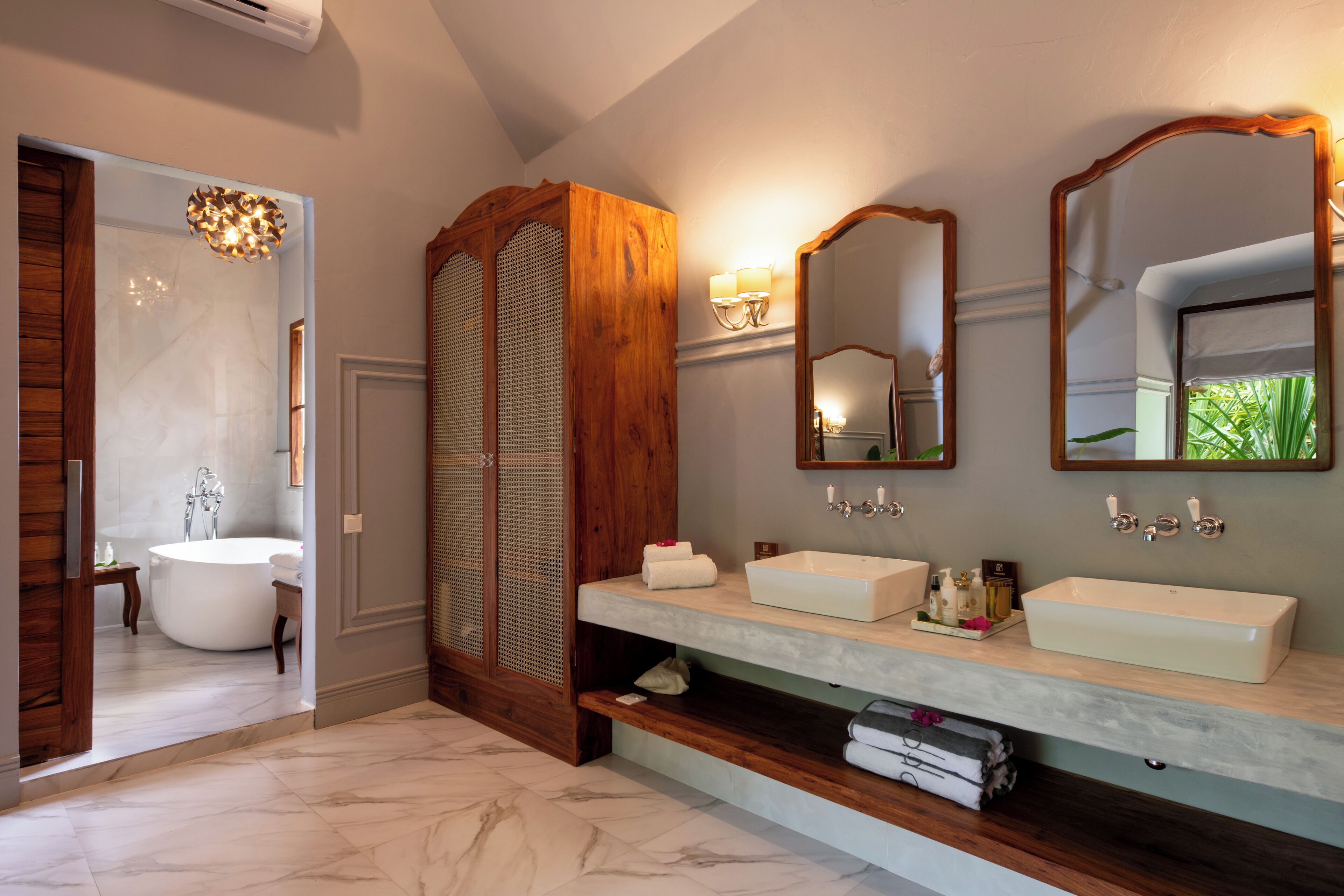 luxury studio suite, 1 king bed, balcony, sea view | minibar, individually furnished, free wifi, bed sheets