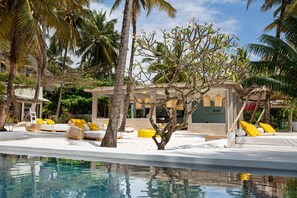 Utendørsbasseng og solsenger