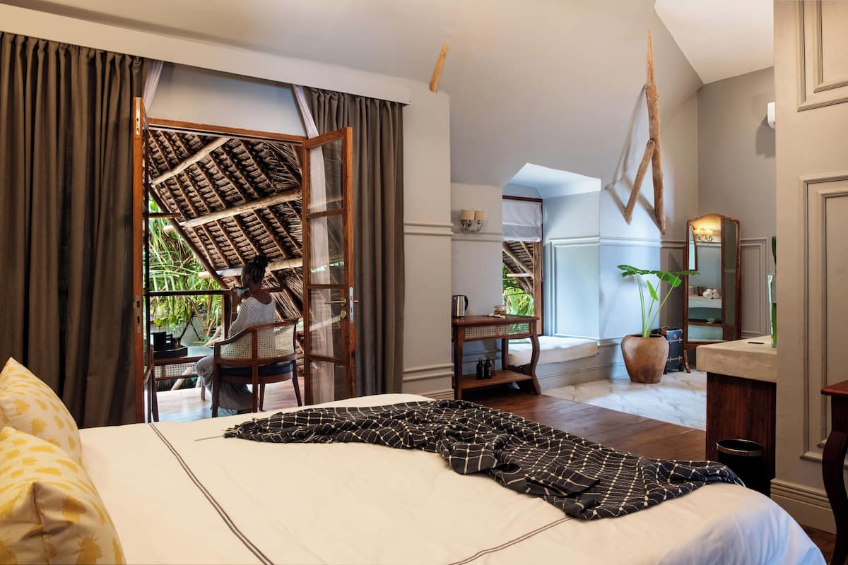 Luxury Studio Suite, 1 King Bed, Balcony, Sea View