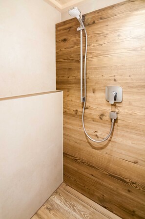 Douche, sèche-cheveux, serviettes fournies