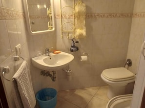 A bathroom with a sink, toilet, and a towel rack. - Bed and Breakfast Loggetta (Tarquinia)