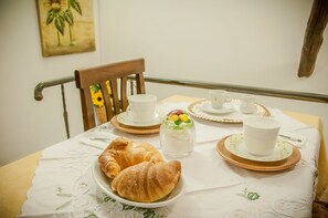 Free daily full breakfast  - Bed and Breakfast Loggetta (Tarquinia)