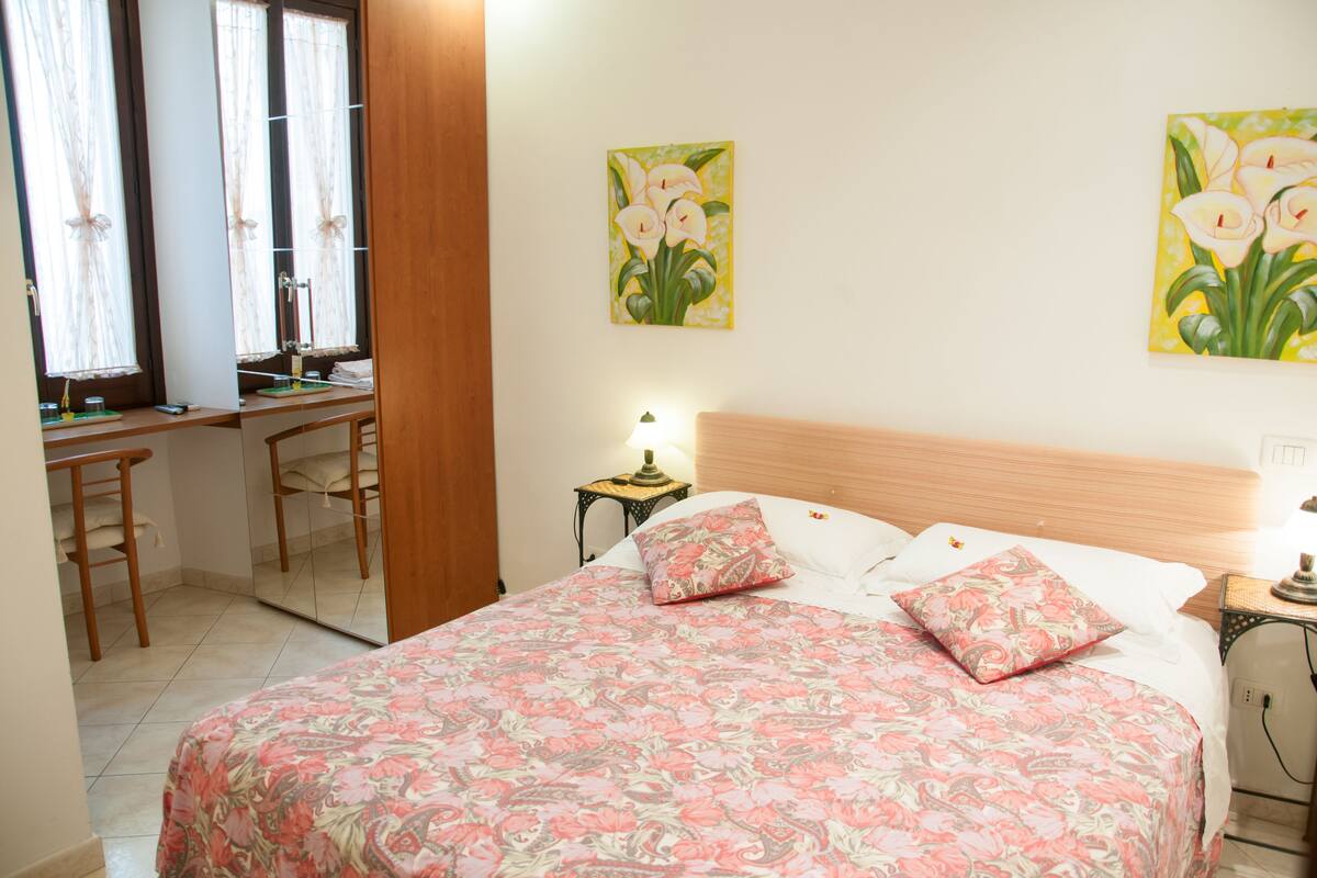 Deluxe Double Room | Cribs (free), WiFi (free)