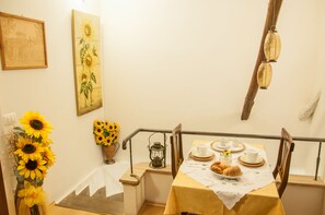 Bao gồm bữa sáng đầy đủ hàng ngày 