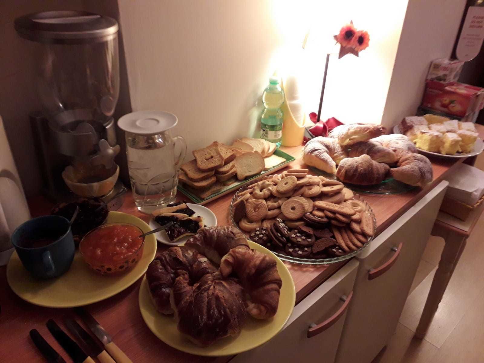Un bufé de desayuno con diversos pasteles, pan y bebidas.