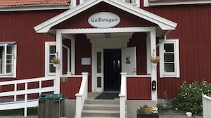 A red building with a sign reading "Golkrogen" above the entrance. - Finspångs Golfklubbs Stugby (Finspang)