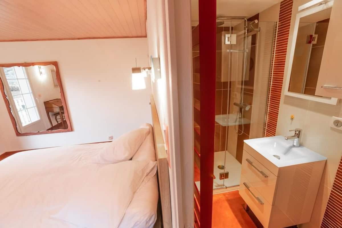 Room | Free WiFi