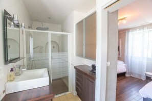 Room | Free WiFi - Ainerak Chambres d'hotes (Sainte-Engrace)