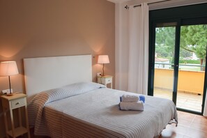 3 habitaciones, tabla de planchar con plancha, wifi y ropa de cama 