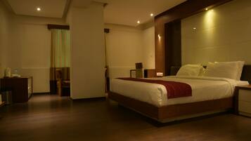 Deluxe Double Room | In-room dining