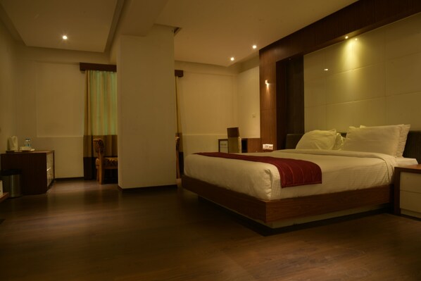 Deluxe Double Room | In-room dining - Welcare Emarald Calicut (Kozhikode)