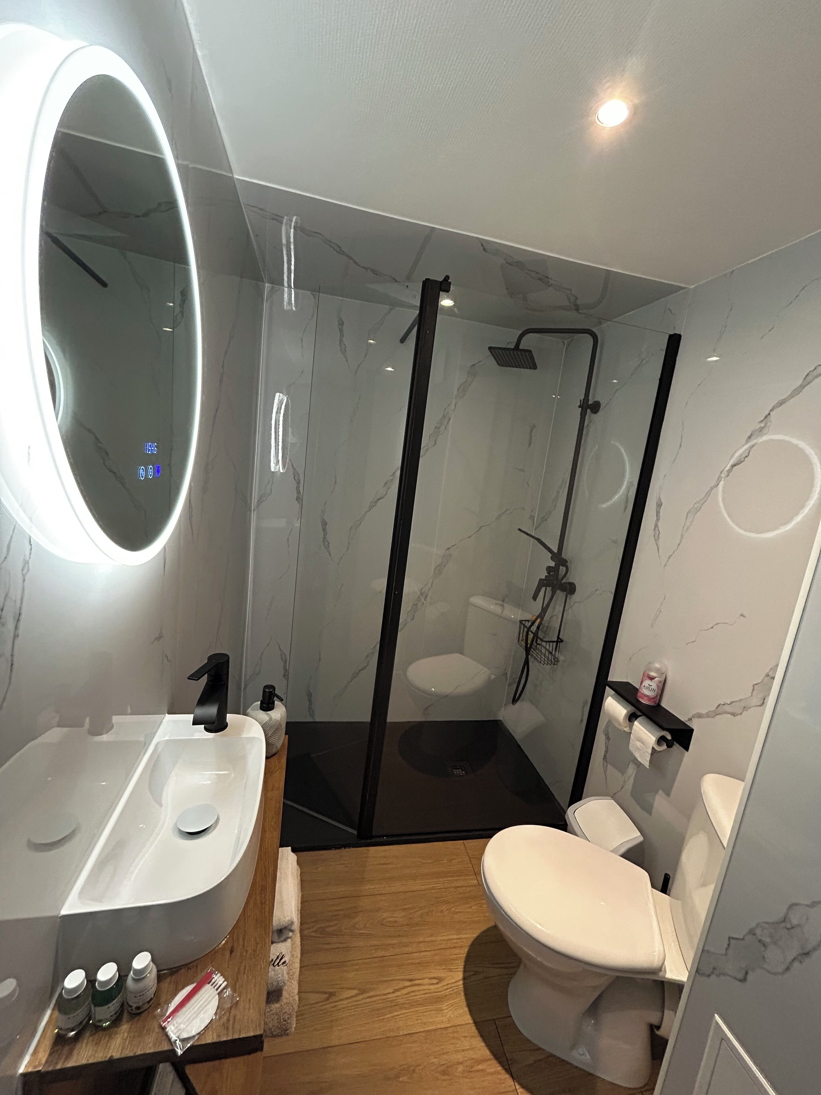 Design-Zimmer | Badezimmer | Dusche, Handtücher