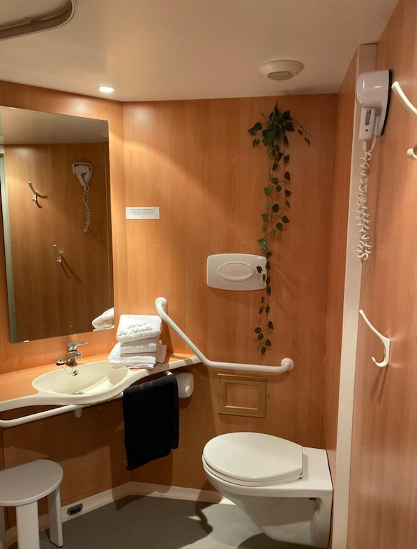 Shower, towels - Hôtel Les Paturelles (Avesnelles)