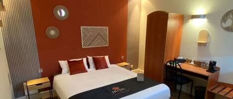 1 bedroom, individually decorated, individually furnished, desk