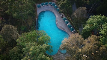 Una piscina al aire libre, una piscina infinita