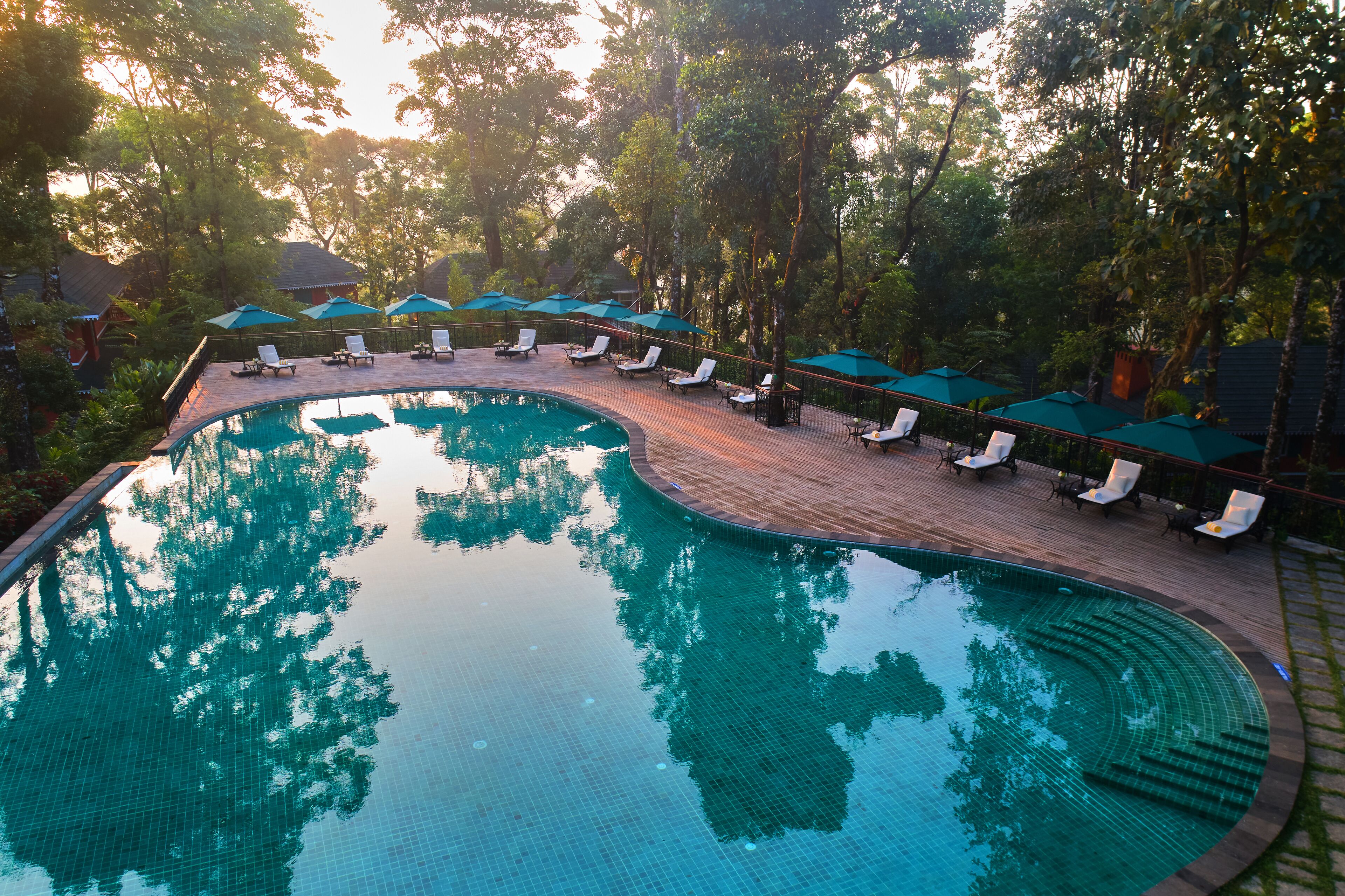 Piscine extérieure, piscine à débordement