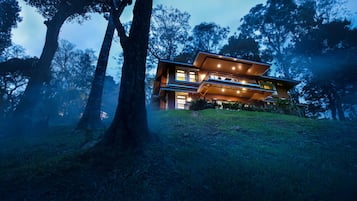 Minibar, in-room safe, iron/ironing board, free WiFi