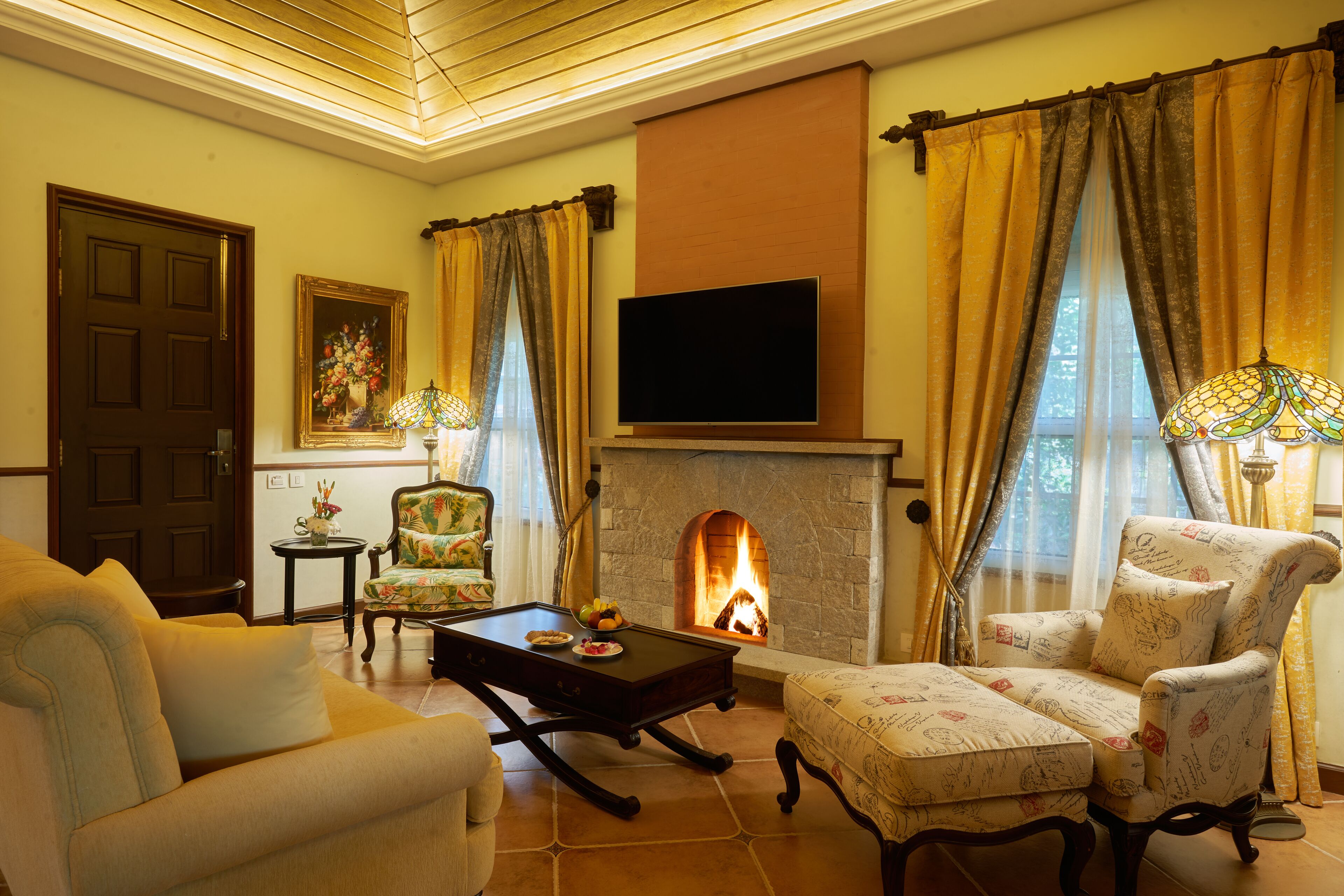 Una sala de estar acogedora con chimenea, asientos cómodos y televisor.
