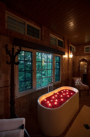 Separate tub and shower, hair dryer, bathrobes, slippers - Coorg Wilderness Resort & Spa (Madikeri)