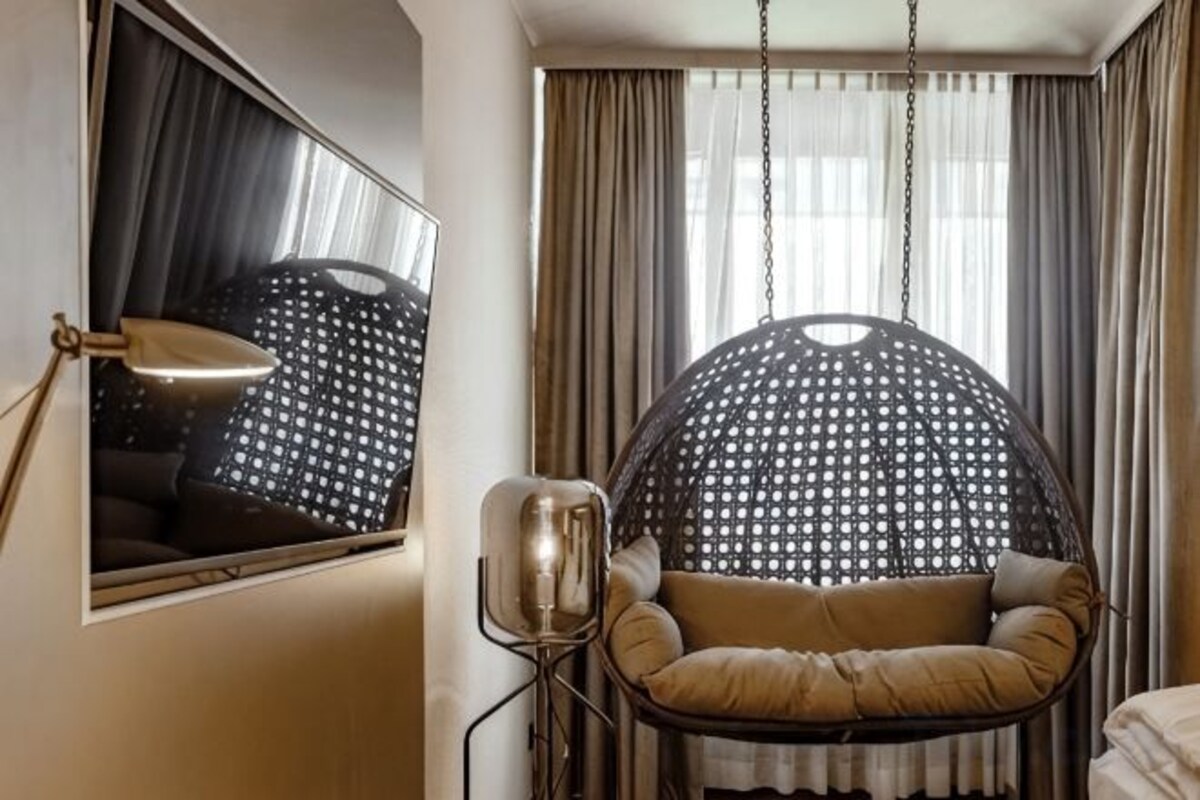 Hypo-allergenic bedding available, in-room safe, laptop workspace