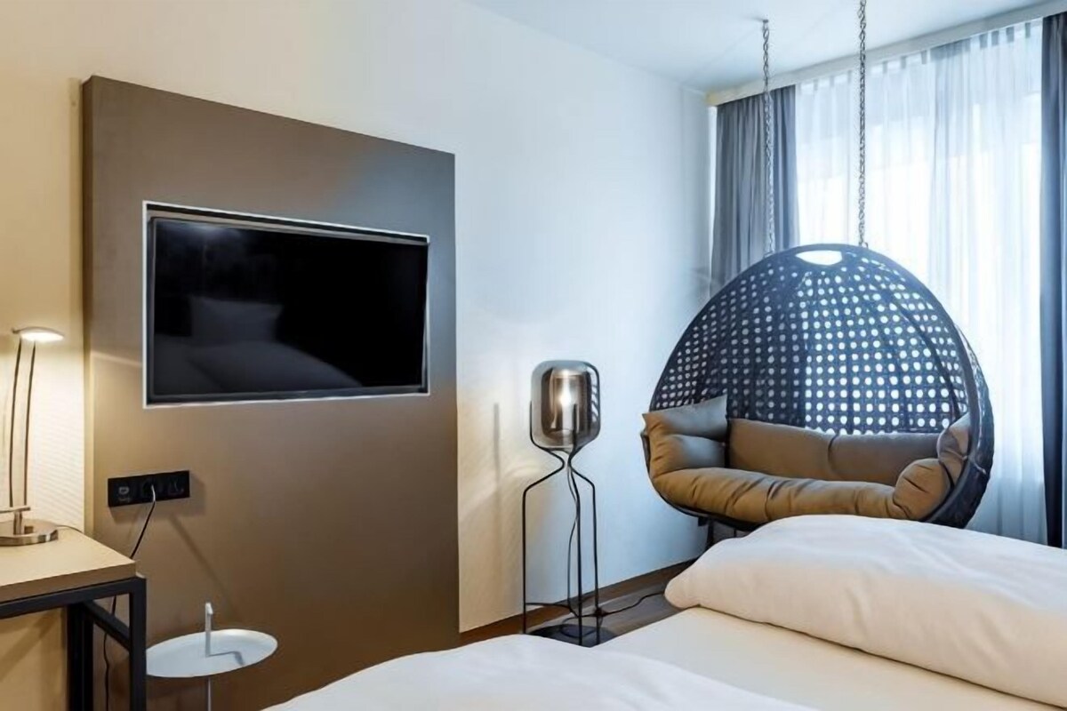 Hypo-allergenic bedding available, in-room safe, laptop workspace