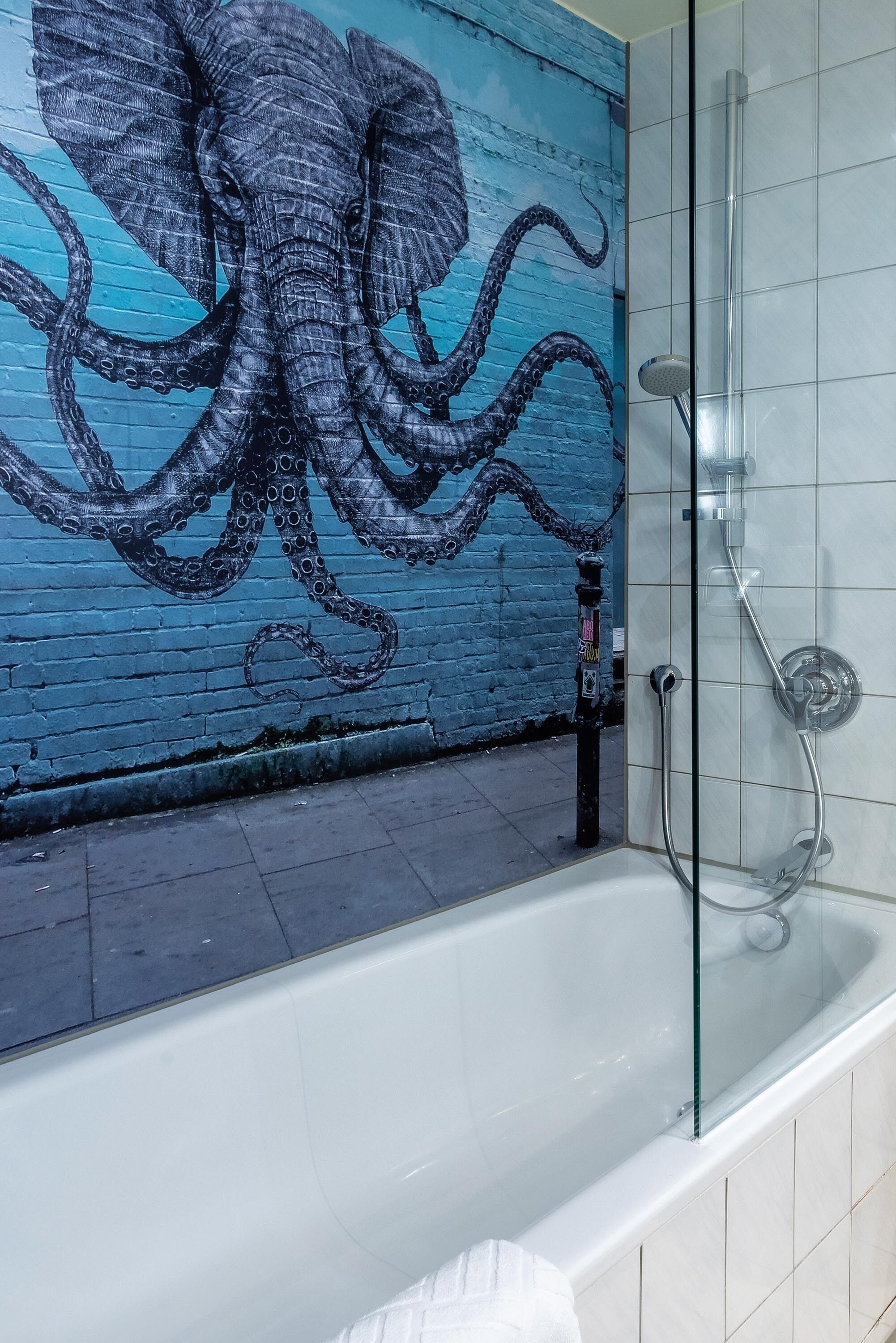 deep-soaking bathtub