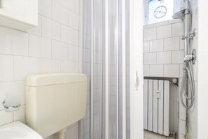 Studio | Bathroom | Shower, rainfall showerhead, towels