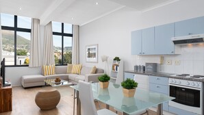 Comfort Apartment | In-room dining - Hip Hop 403 (Cape Town)