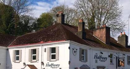 The Halfway House Pub and Kitchen