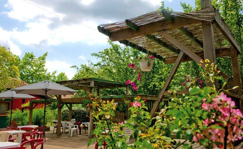 Quiet room for 2, swimming pool, tennis court, nature