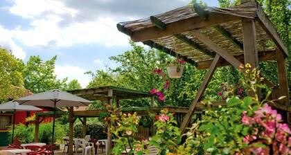 Quiet room for 2, swimming pool, tennis court, nature