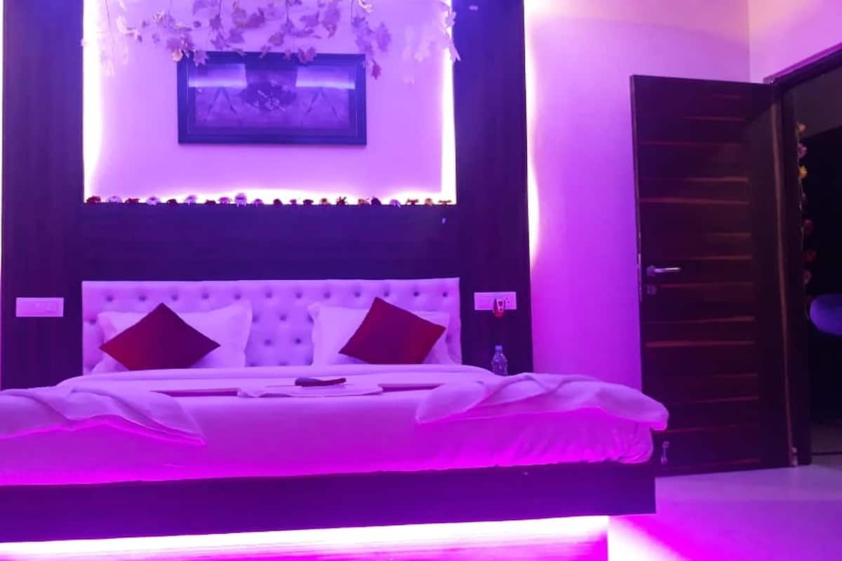 In-room safe, desk, free WiFi