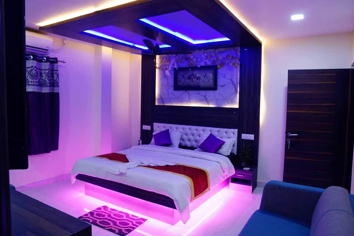 In-room safe, desk, free WiFi