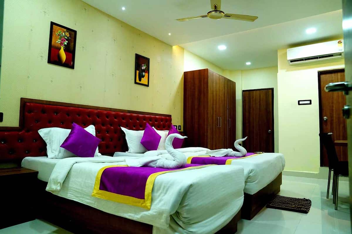 Executive Room, 1 Bedroom, Non Smoking, City View | In-room safe, desk, free WiFi