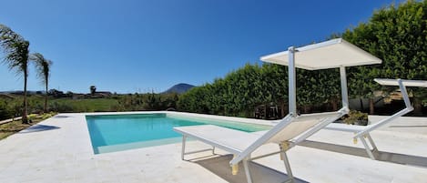 Piscina all'aperto, una piscina riscaldata